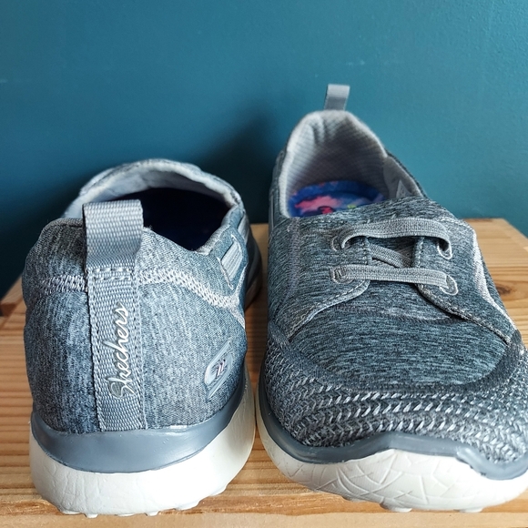 SKECHERS womans 7.5. - Picture 9 of 10